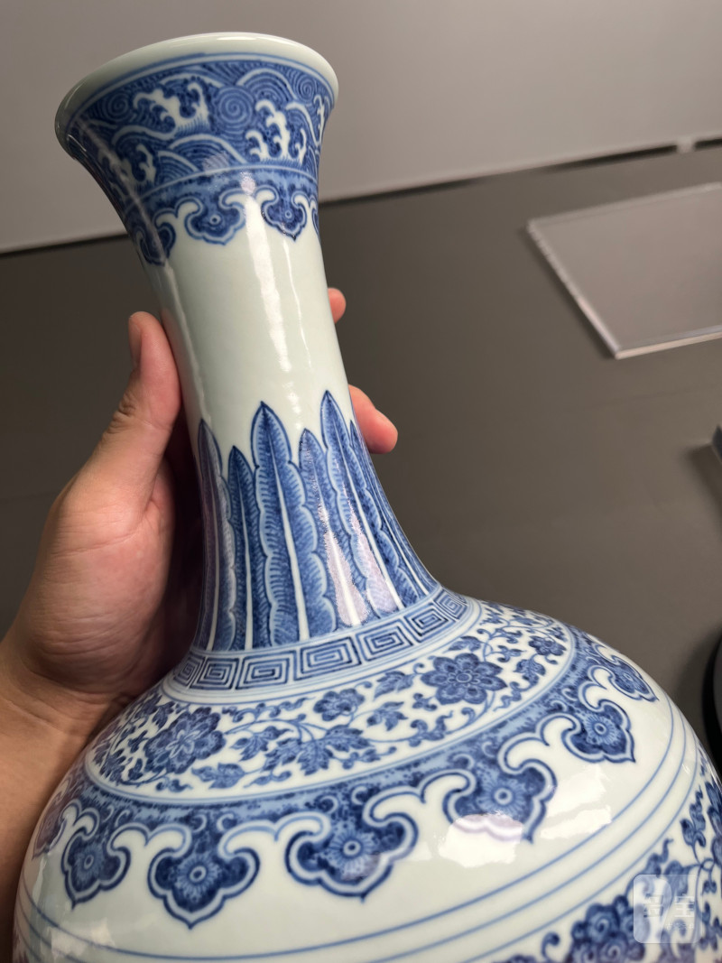 清乾隆  青花缠枝莲纹赏瓶 - 图23